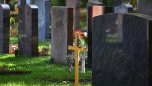 Ein Kreuz steht auf dem Neuen Ostfriedhof