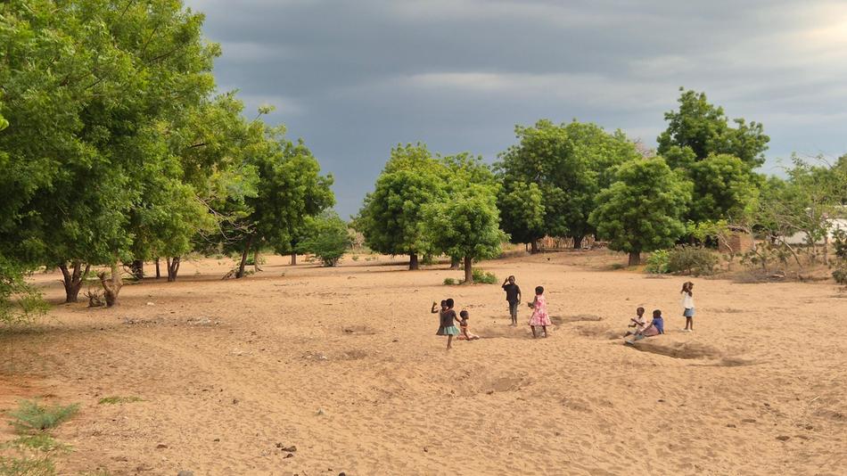 Kinder spielen im Sand